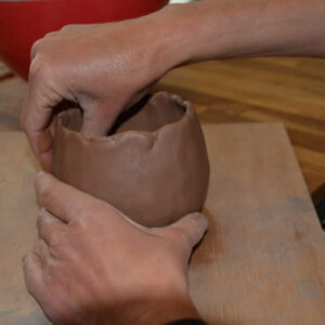 Saperlipoterie mains travaillant la terre atelier poterie