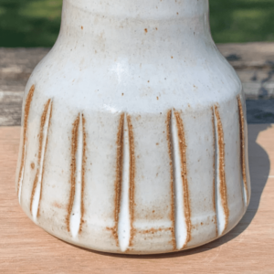 Saperlipoterie vase blanc brillant, zoom sur les gravures basses verticales